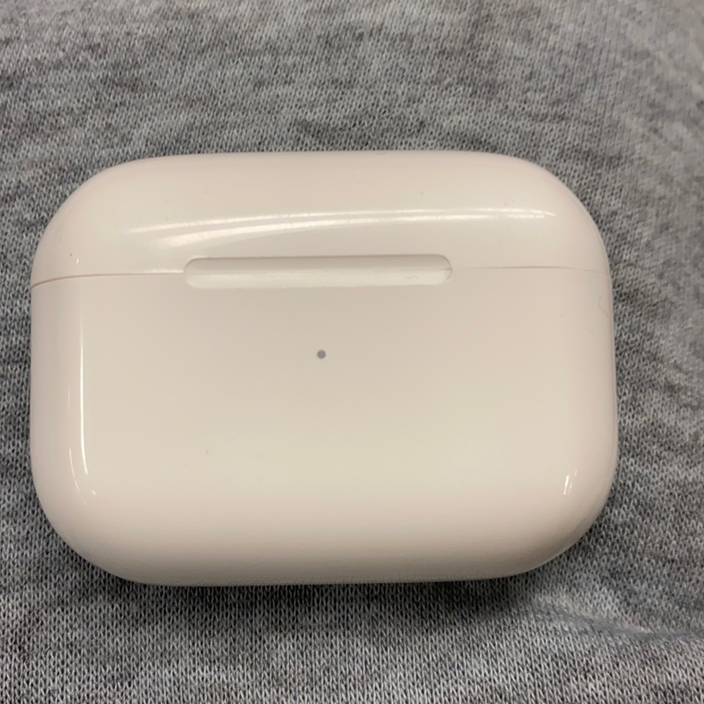 Air pod pros made by Apple.